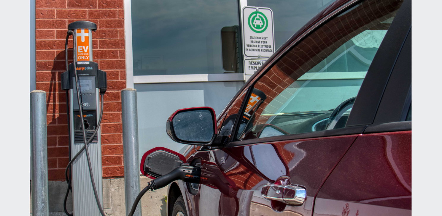 Stationnement pour véhicule électrique au bureau CIMA+ Sherbrooke