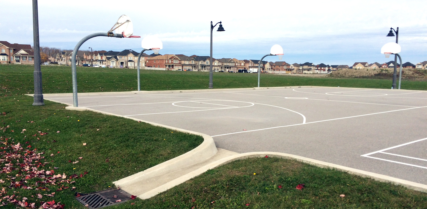 Terrain de BasketBall aux Parcs de quartier Greenwood et Sunnyridge