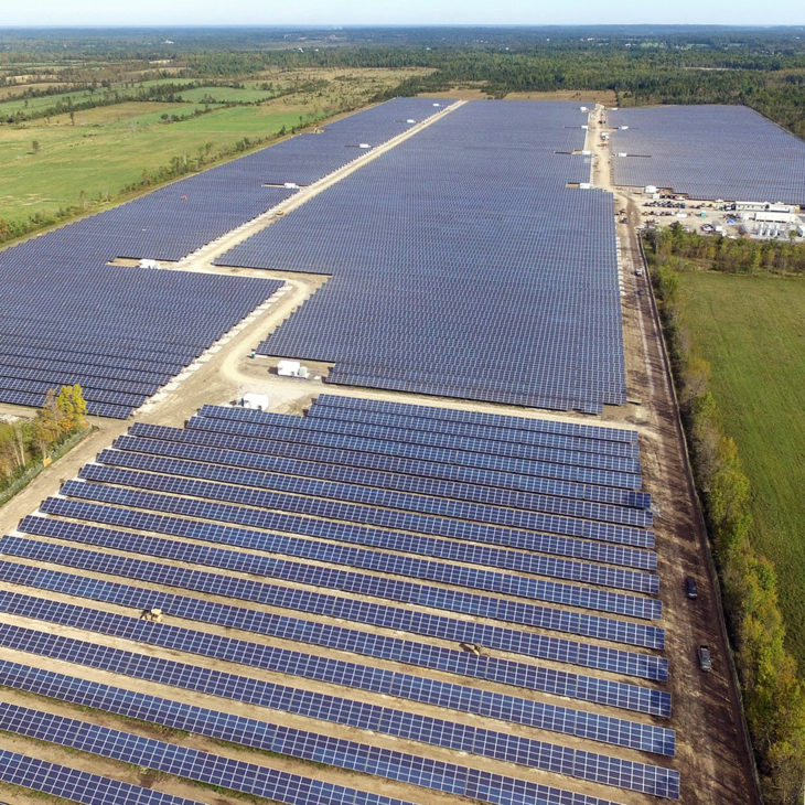 Vue aérienne de la centrale solaire de Kingston