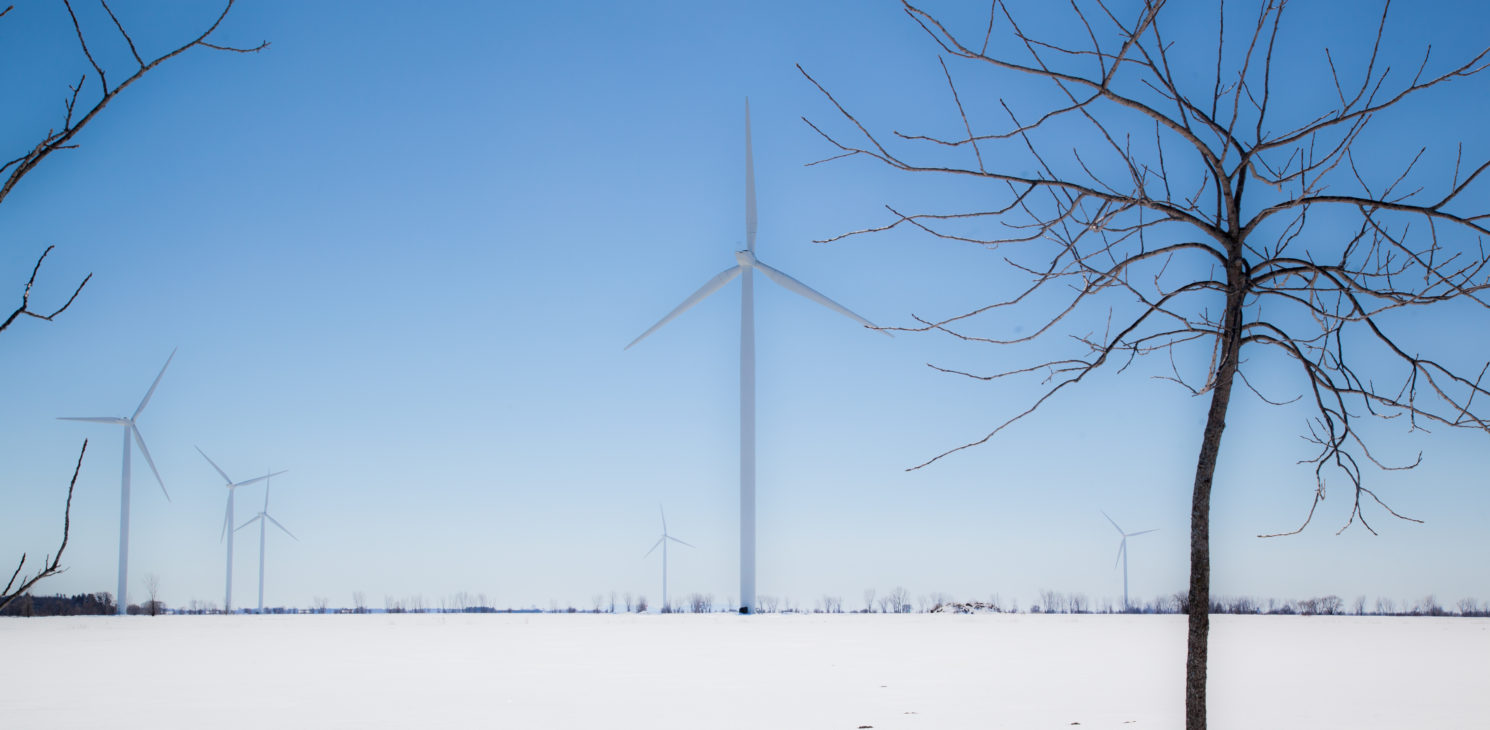 Paysage d'éoliennes en hiver au parc éolien Pierre-De Saurel