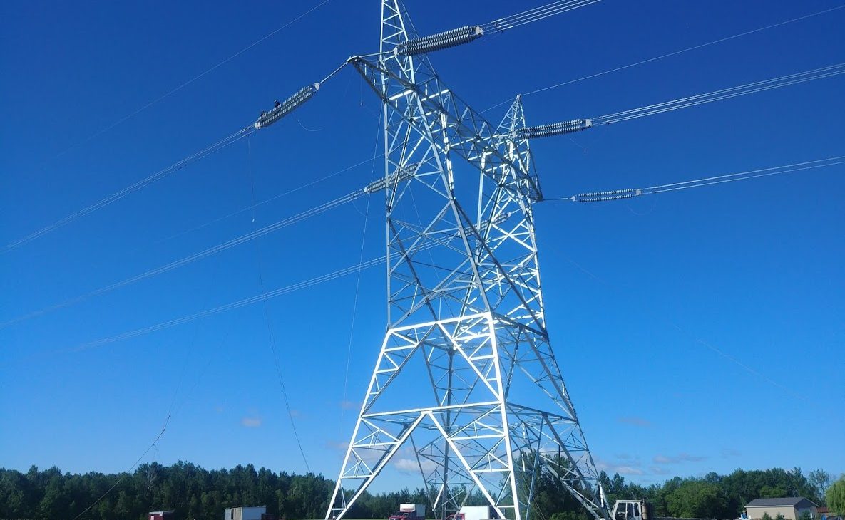 Work on power lines in Chamouchouane-Bout-de-L'île