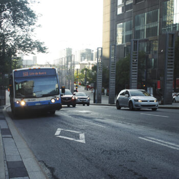 Bus de ville en circulation dans une voie réservée sur le boulevard Robert-Bourassa à Montréal Québec