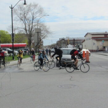 rue urbaine avec des véhicules automobiles et vélos circulant sur la même voie