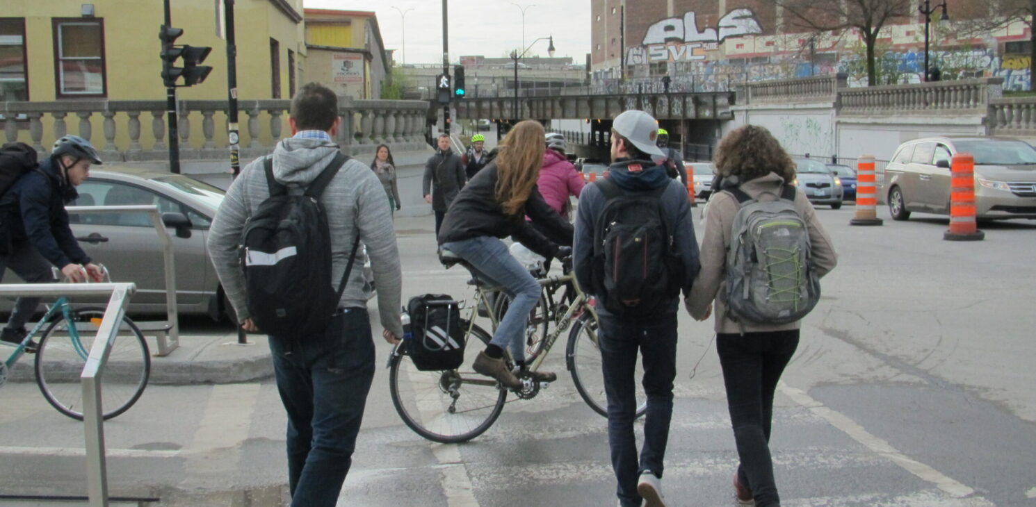 cyclistes et piétons sur une voie urbaine