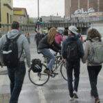 cyclistes et piétons sur une voie urbaine