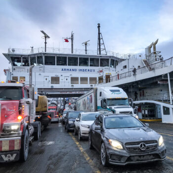 véhicules à bord d'un ferry