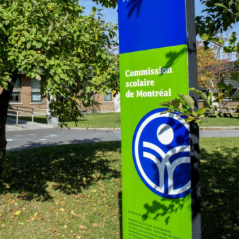 panneau d'indication de la commission scolaire de Montréal