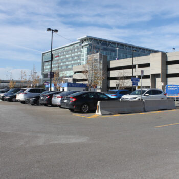 parking de l'aéroport Pierre-Elliott-Trudeau de Montréal