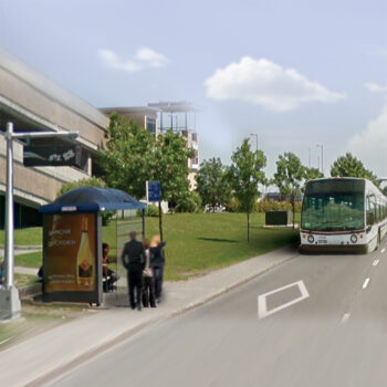bus en circulation dans la ville de Laval