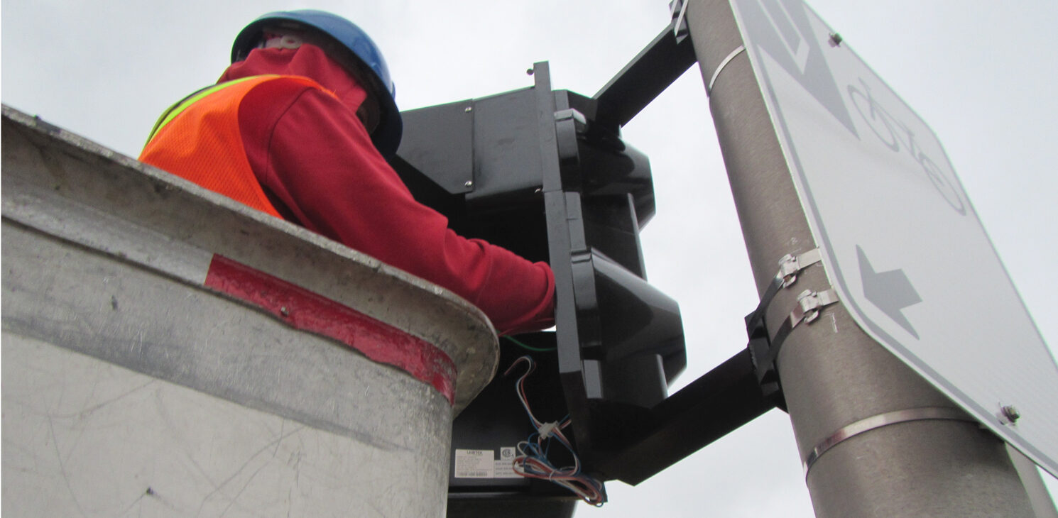 employés de CIMA+ installant le nouveau système de signalisation de Laval