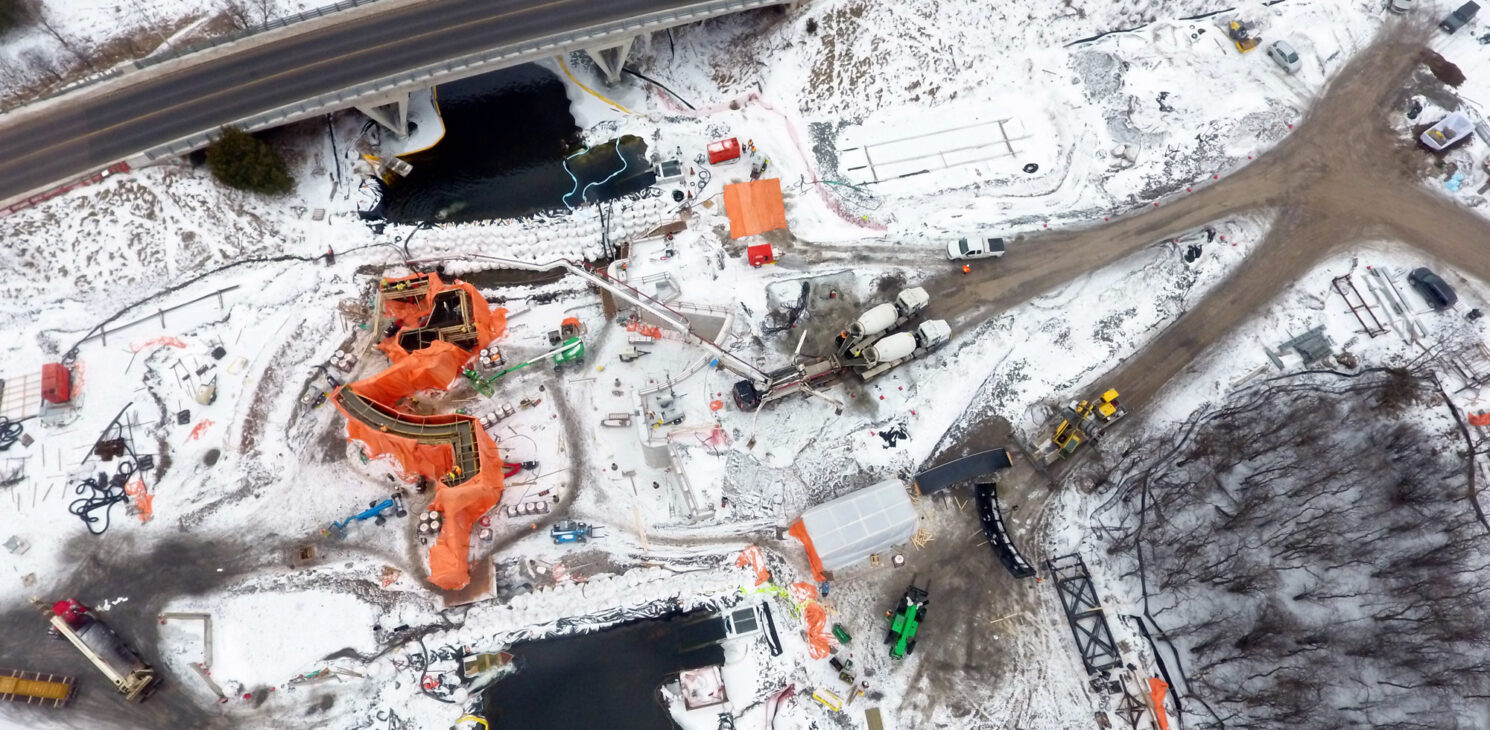 vue aérienne sur le chantier de construction de la vanne de garde de Nassau à l’entrée du canal Trent à Peterborough