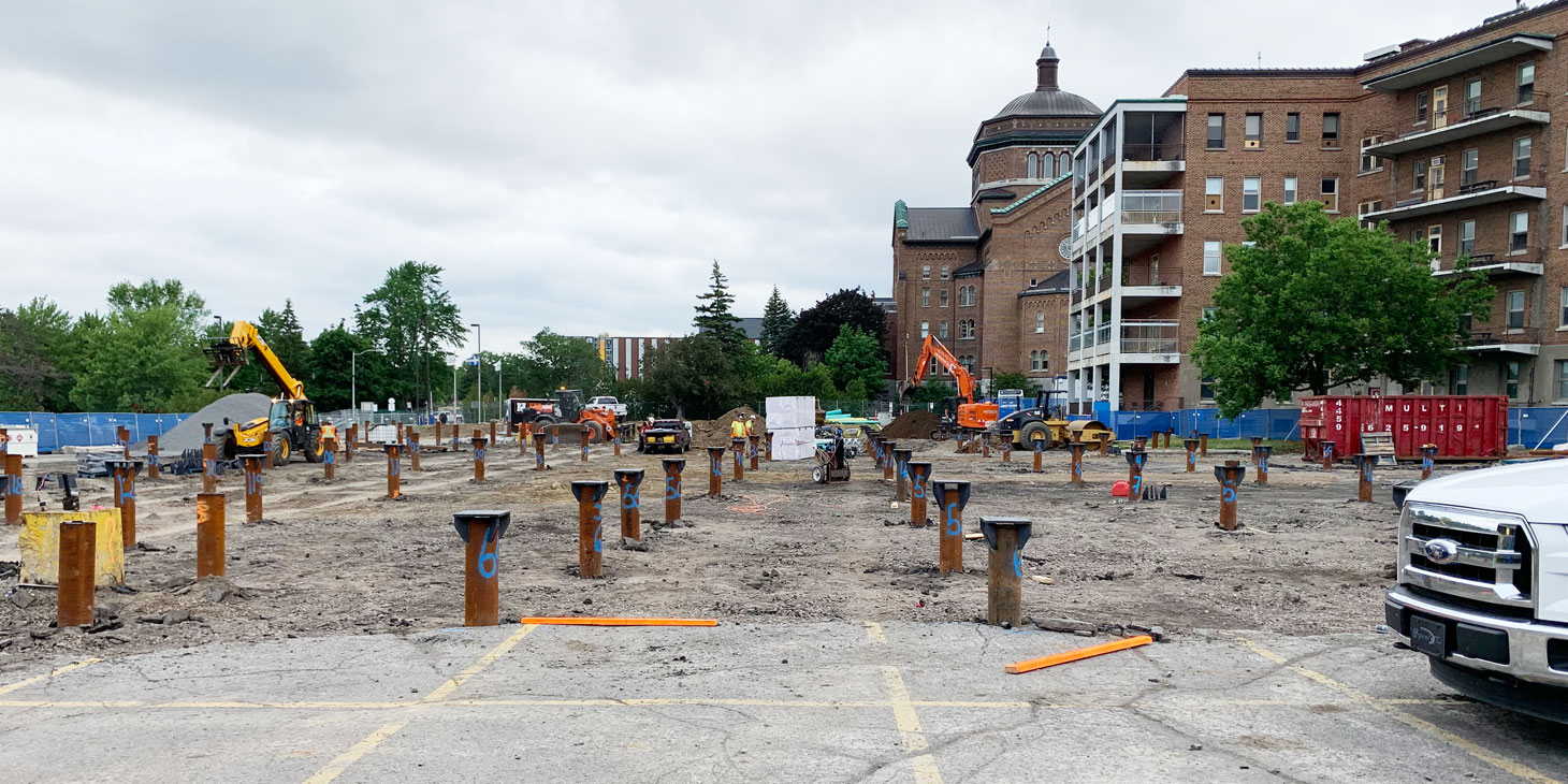 terrain en construction du chantier de l'hôpital du Sacré-Coeur à Montréal