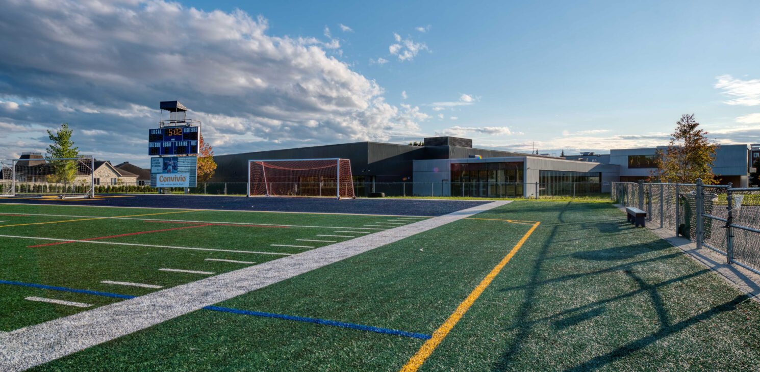 terrain de jeu extérieur du nouveau complexe sportif Desjardins de l'Académie Saint-Louis à Québec