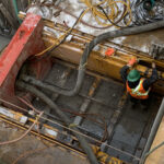 employé de CIMA+ travaillant sur le chantier de séparation et réfection du réseau d'égout de la ville de Gatineau