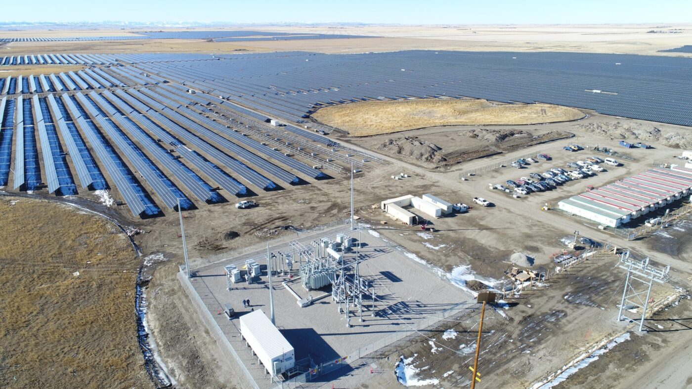vue aérienne sur le parc solaire de Claresholm en Alberta