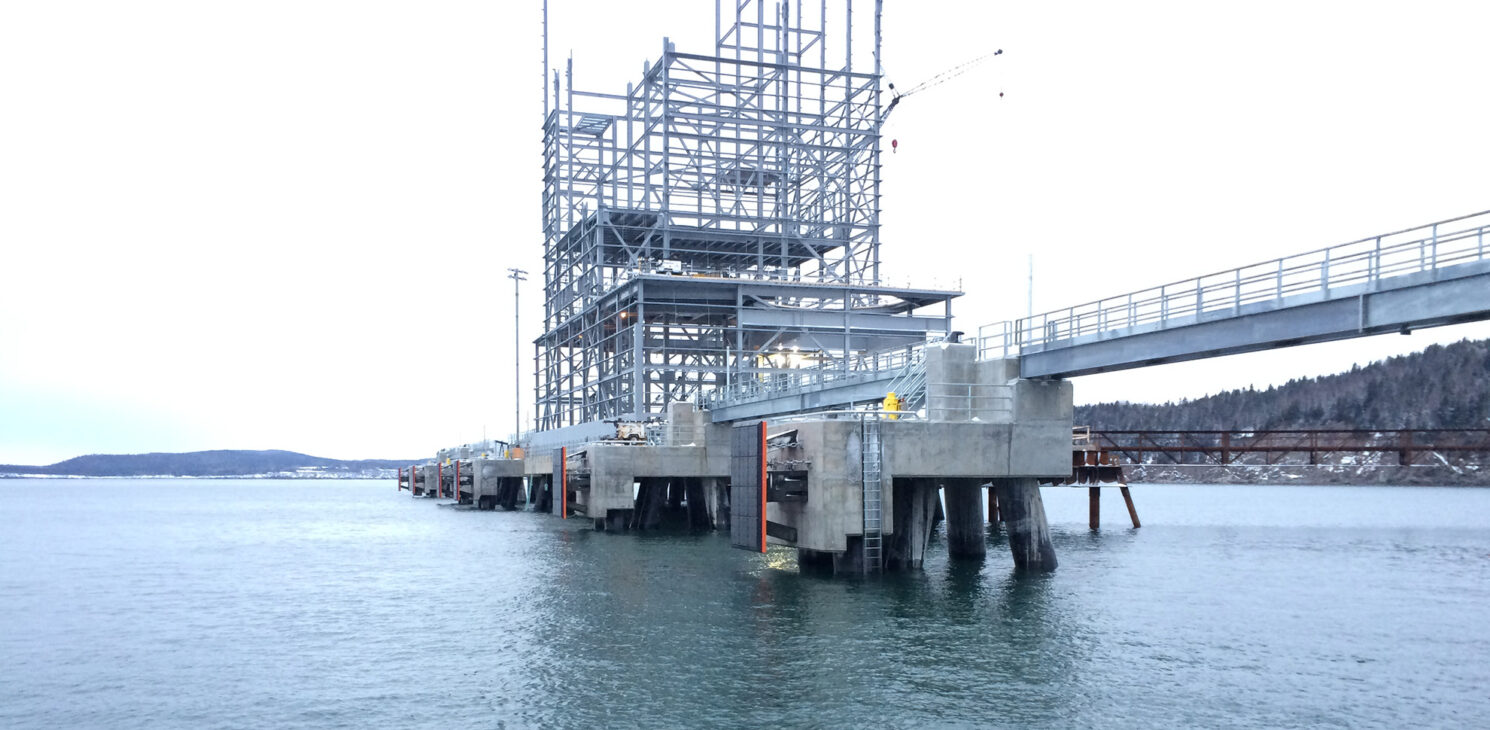 Quai et passerelle - Construction d’un terminal maritime en eau profonde à Port-Daniel-Gascons, Gaspésie