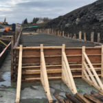 Chantier pour le projet de construction d’un pont d’étagement ferroviaire au-dessus de la route 132 à Val-Brillant à Mont-Joli