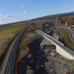 Chantier pour le projet de construction d’un pont d’étagement ferroviaire au-dessus de la route 132 à Val-Brillant à Mont-Joli