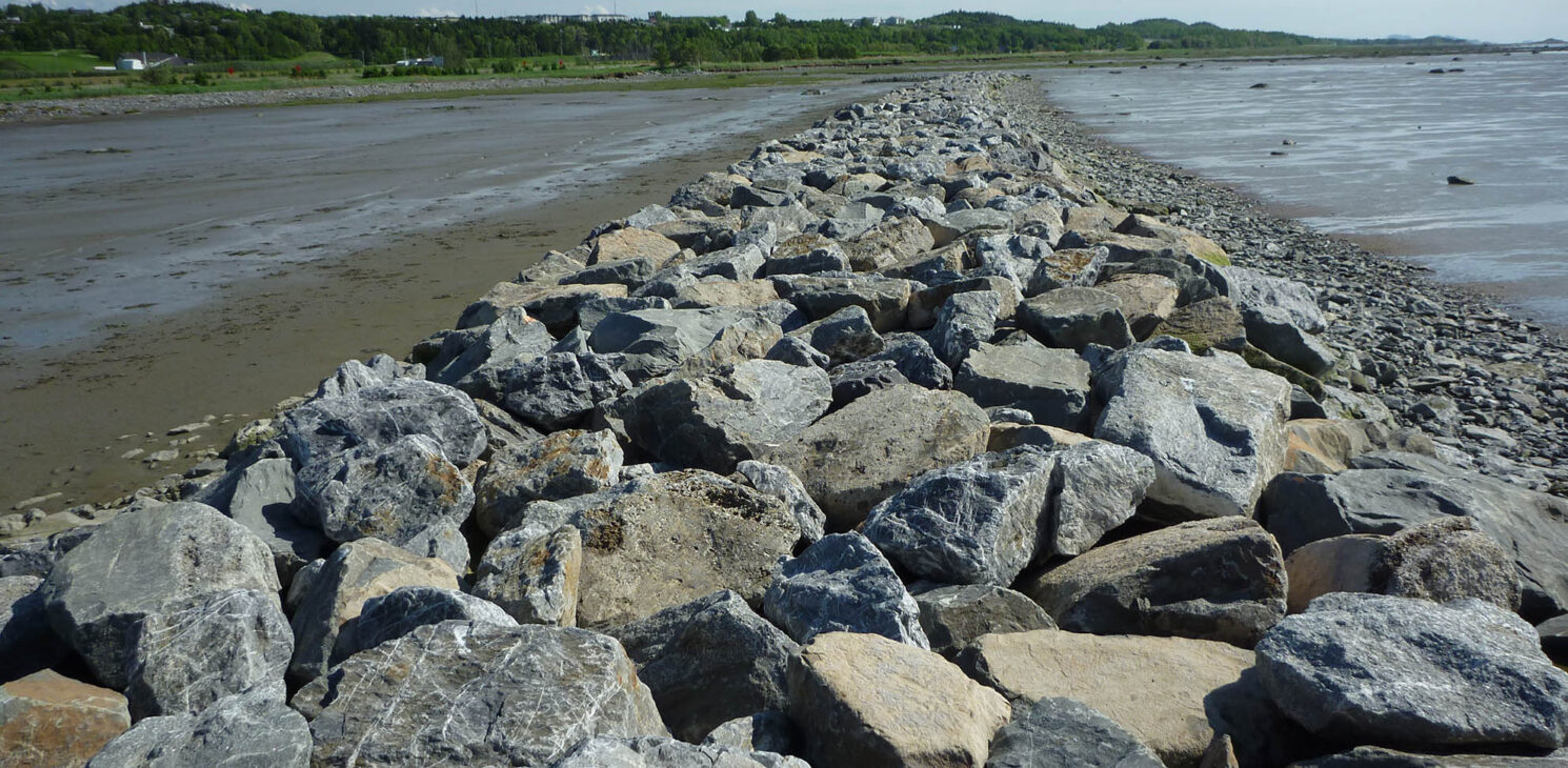 Enrochement composé de pierres de 1-5 tonnes pour le projet de protection des berges du fleuve Saint-Laurent et auto régénération d’un marais à Rivière-du-Loup