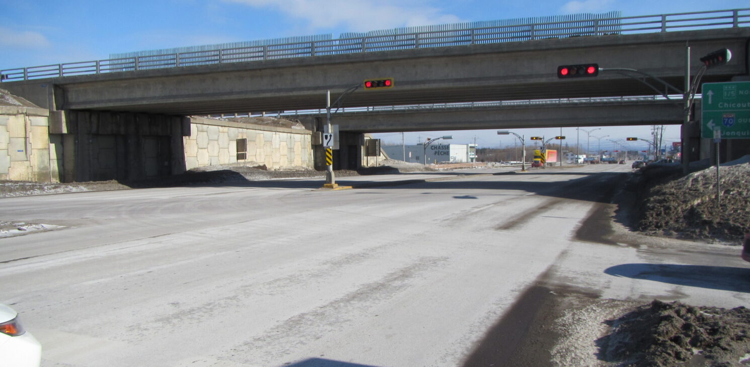 Road with a Chicoutimi overpass