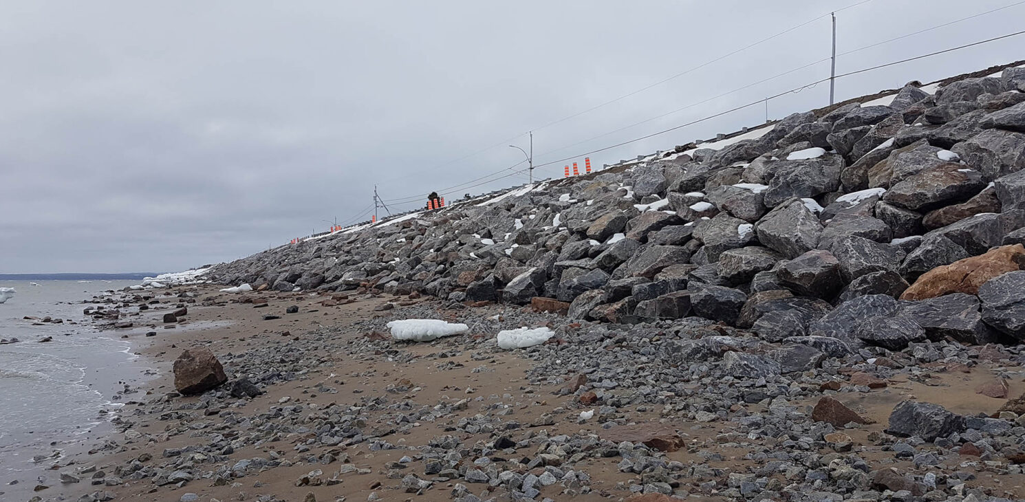 Façade enrochement du projet de Stabilisation des berges du fleuve Saint-Laurent à Pointe-aux-Outardes, Côte-Nord