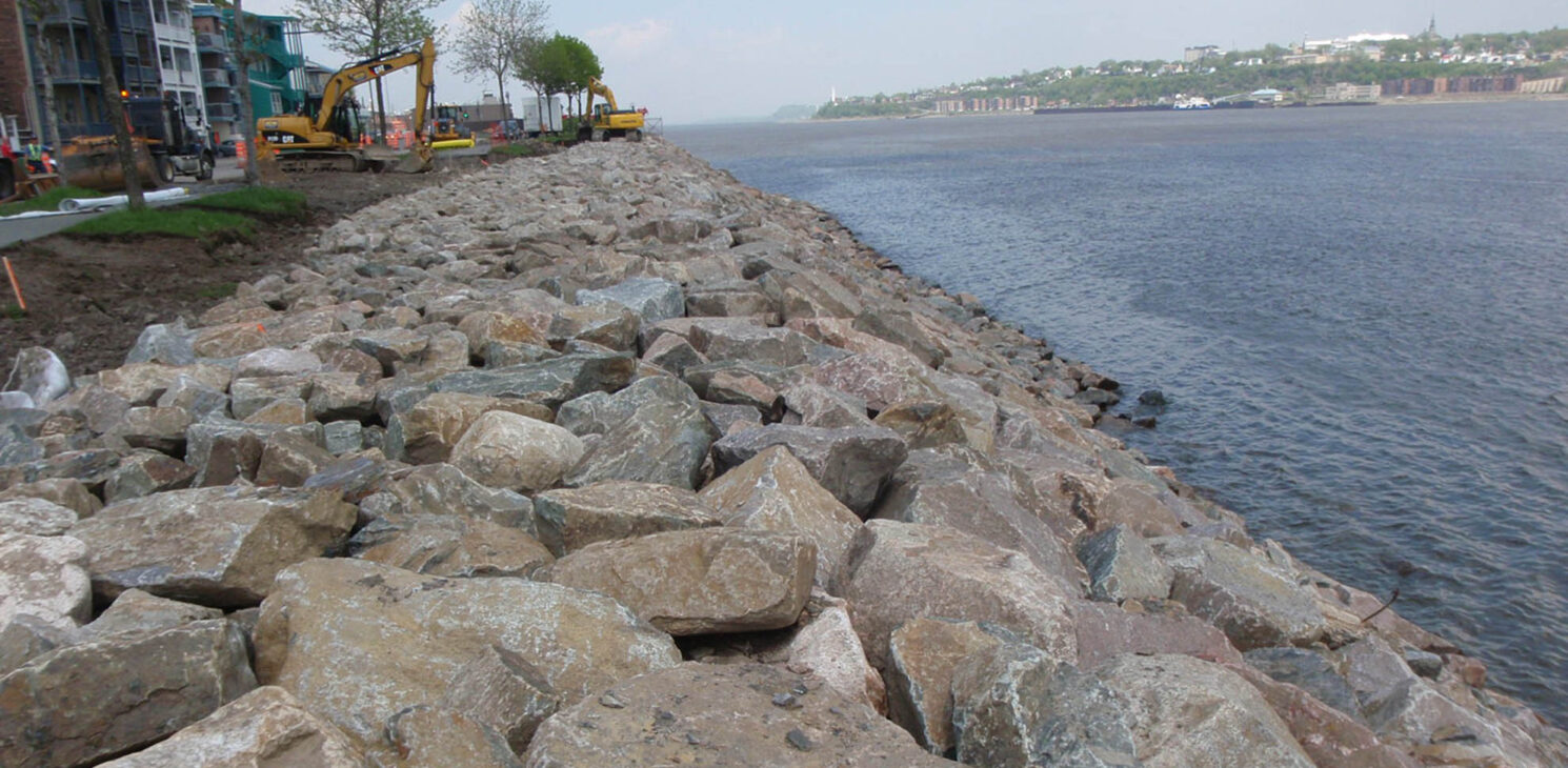 Image of the riprap protecting the banks of the St. Lawrence River, along Champlain Boulevard in Quebec City