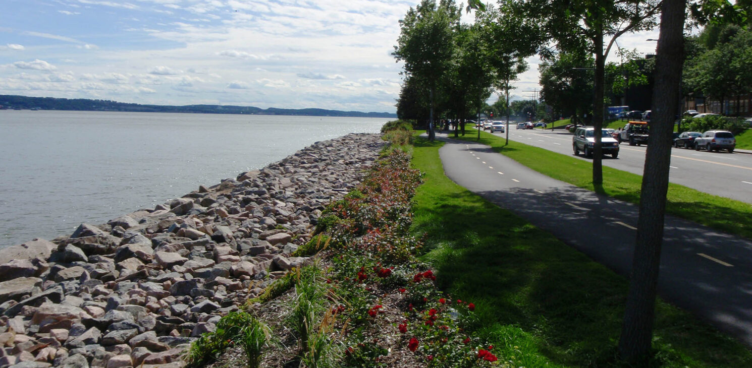 Image de l'enrochement de protection des berges du fleuve Saint-Laurent, le long du boulevard Champlain à Québec
