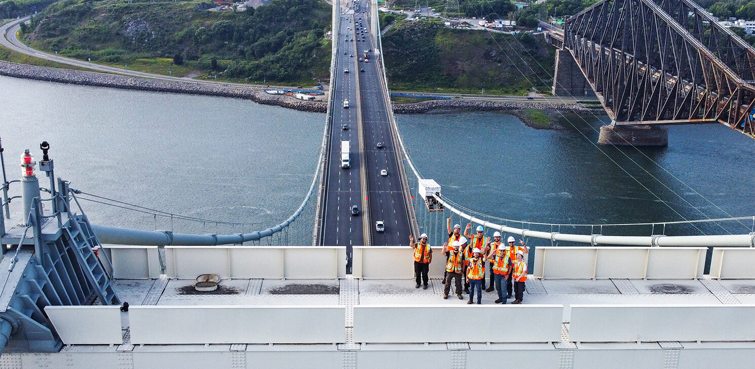 Photo d'équipe de projet de surveillance de chantier sur le pont Pierre-Laporte