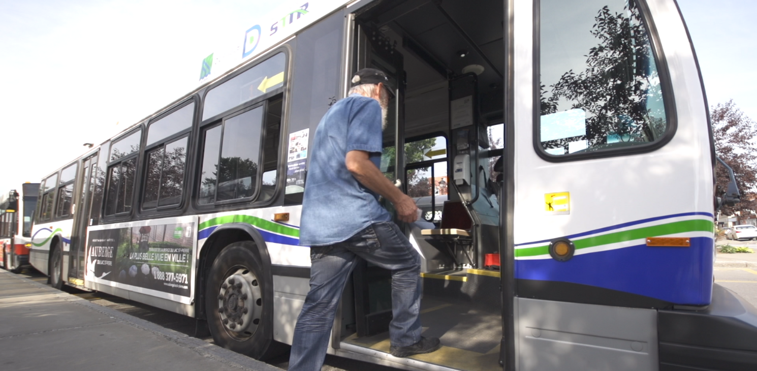 Project - Intelligent Mobility Strategic Plan Trois-Rivières - Man boarding bus